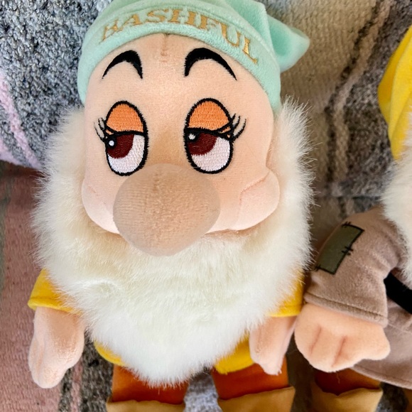 Two of the seven dwarves - Bashful and Sneezy - Picture 2 of 4